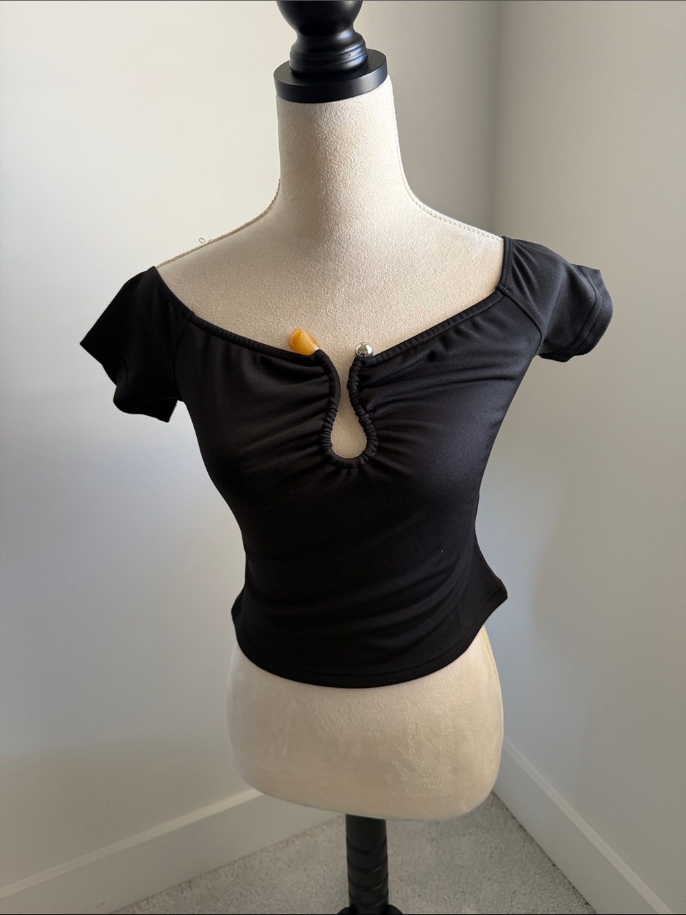 Black Short Sleeve Ruched Keyhole Crop Top